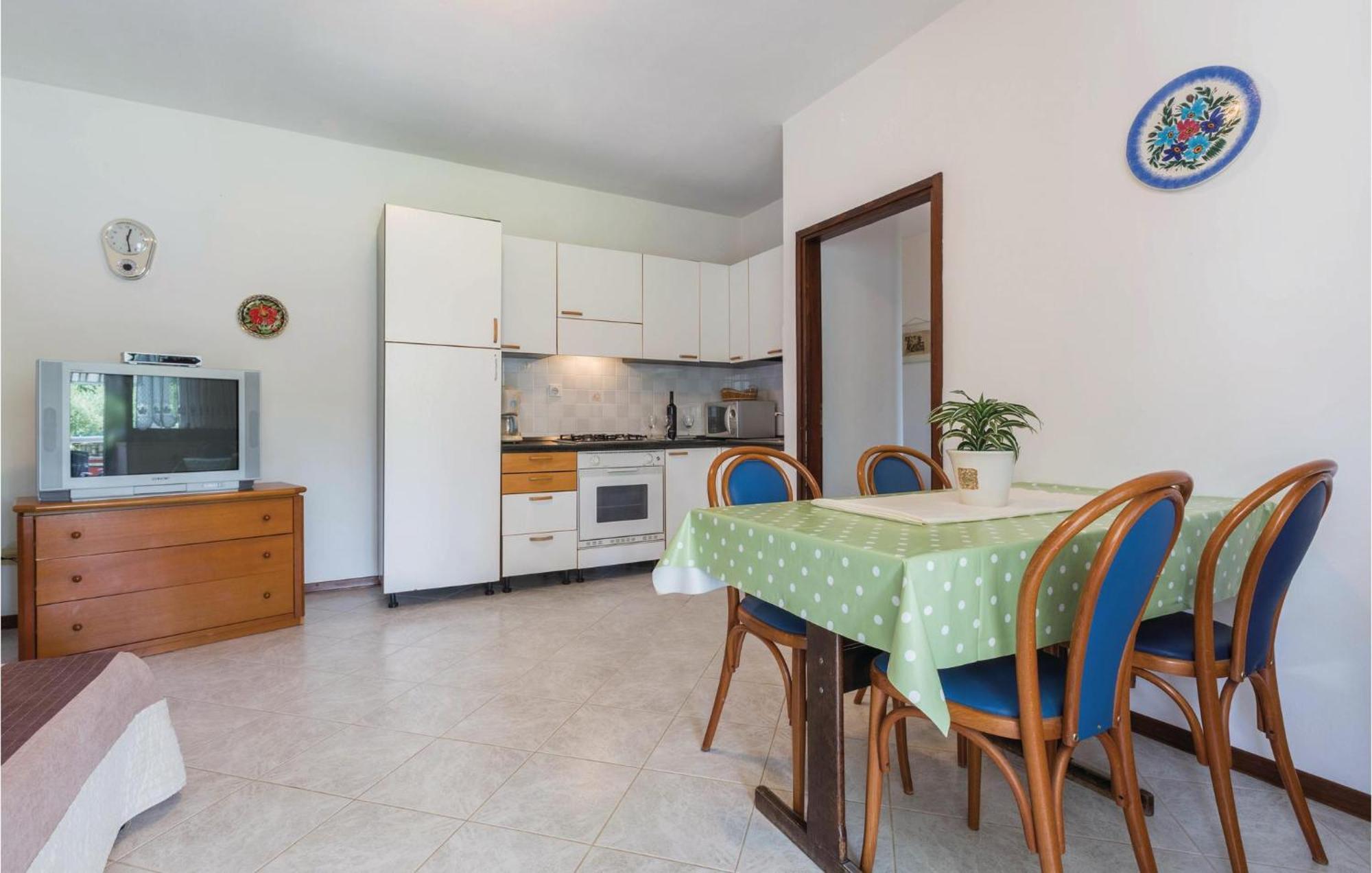 2 Bedroom Beautiful Apartment In Savudrija Exterior foto