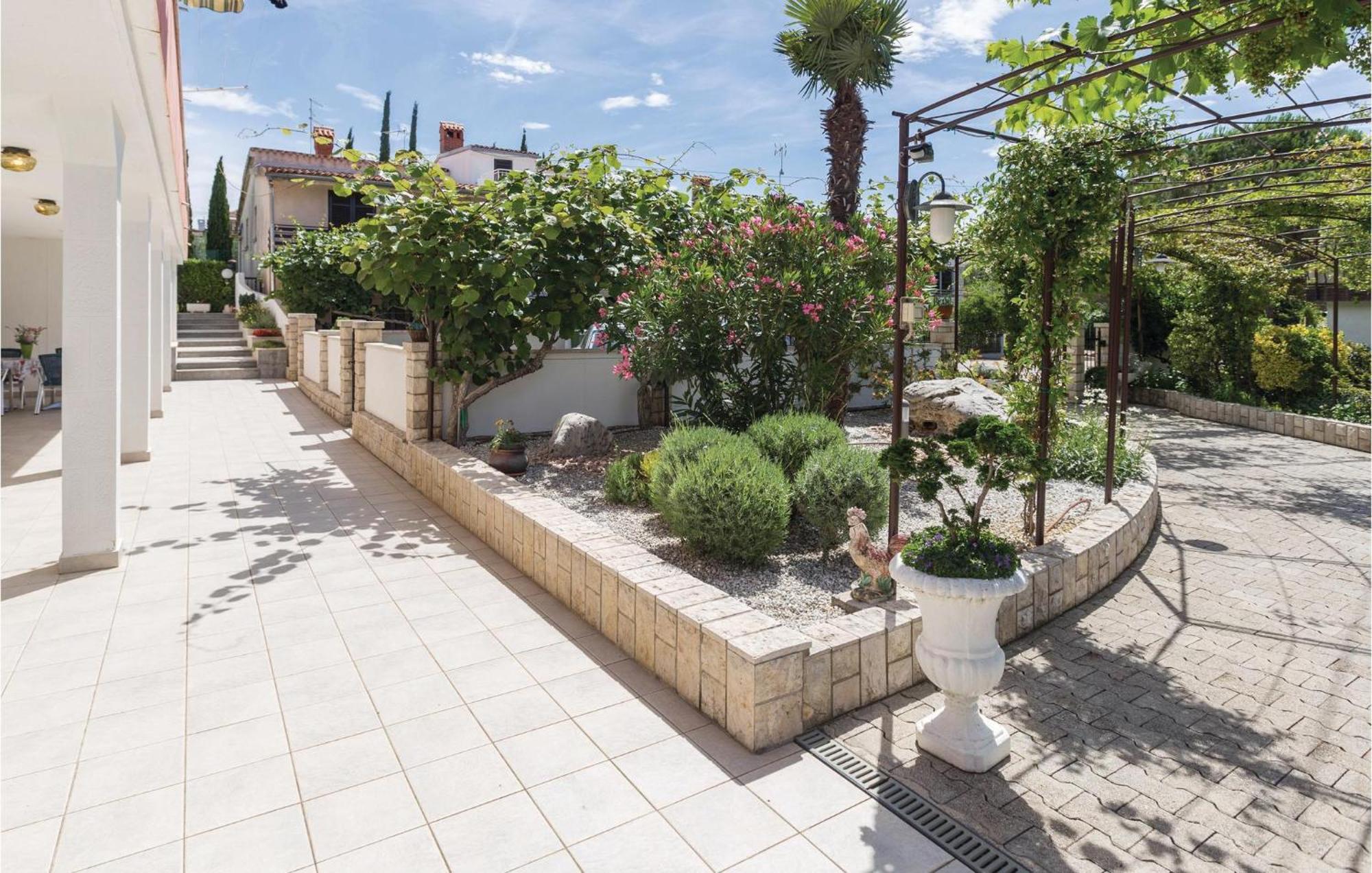 2 Bedroom Beautiful Apartment In Savudrija Exterior foto